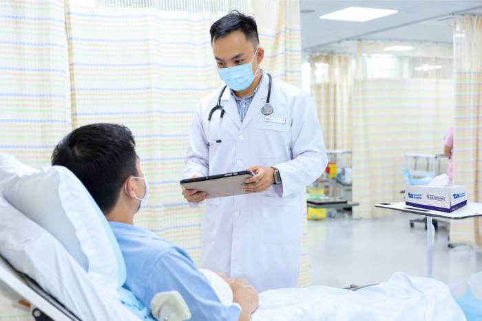 Bác sĩ Thanh thăm khám cho anh Dĩ. Ảnh: Bệnh viện Đa khoa Tâm Anh
