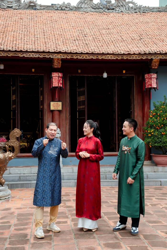 Sinh trưởng tại thành phố hoa phượng đỏ, nghệ sĩ Quang Thắng trở thành hướng dẫn viên, giới thiệu với các đồng nghiệp, khán giả về nữ tướng Lê Chân, nguồn gốc tên Hải Phòng. Ảnh: BTC