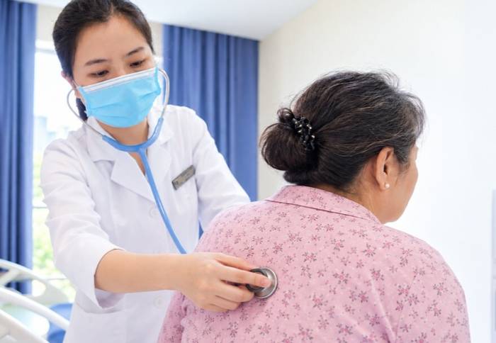 Bác sĩ My khám cho bà Thắm trước xuất viện. Ảnh: Bệnh viện Đa khoa Tâm Anh
