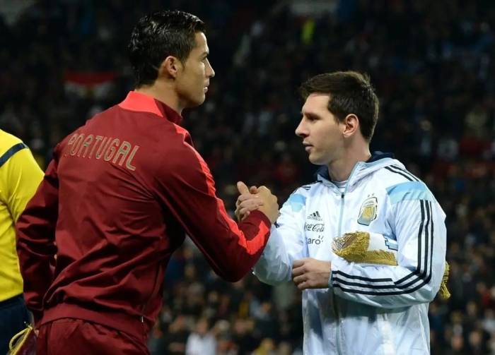 Ronaldo bắt tay Messi trước trận giao hữu giữa Bồ Đào Nha và Argentina trên sân Old Trafford, Manchester, Anh ngày 18/11/2014. Ảnh: AFP