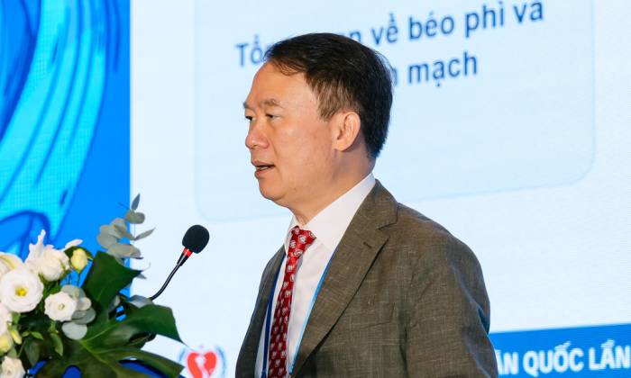 GS.TS.BS Phạm Mạnh Hùng, Chủ tịch Hội Tim mạch học Việt Nam chia sẻ về bệnh béo phì và tim mạch. Ảnh: Phương Nguyễn
