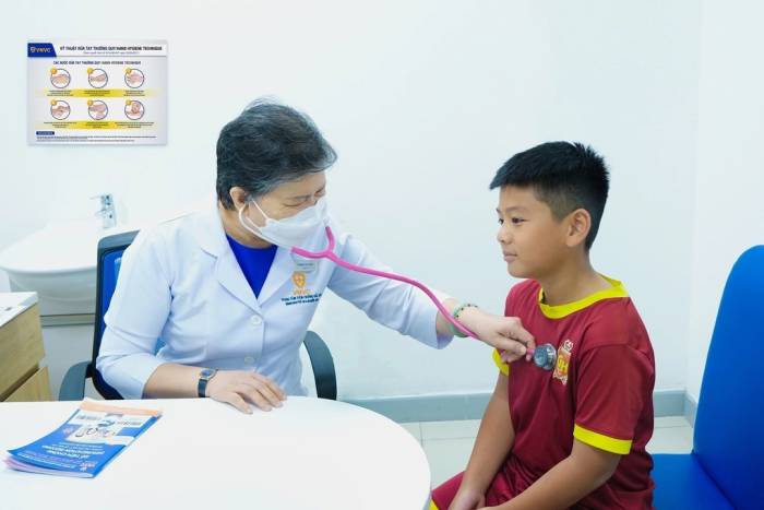 Trẻ được tiêm vaccine để phòng bệnh tại Hệ thống Tiêm chủng VNVC. Ảnh: Bình An