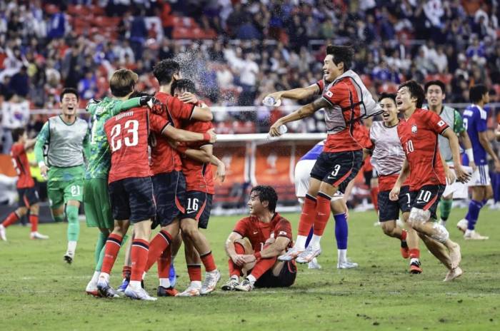 Các cầu thủ Hàn Quốc ăn mừng sau khi thắng Nhật Bản 1-0 ở chung kết bóng đá nam ASIAD 2026, trên sân Toyota, Nhật Bản ngày 3/10/2026. Ảnh: Reuters