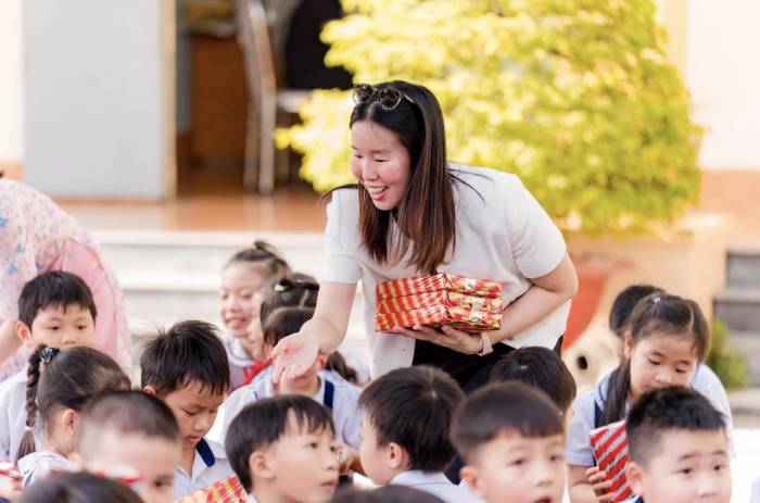 Bà Nguyễn Thu Thuỷ, Giám đốc Phát triển Bền vững - De Heus Việt Nam tặng quà cho gần 700 học sinh tại phân hiệu 1 - Trường Tiểu học Lê Văn Tám.