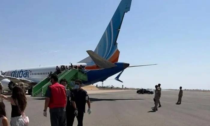 Hành khách rời khỏi chiếc Boeing 737 MAX của hãng hàng không flydubai sau khi hạ cánh khẩn cấp xuống sân bay Tabuk ở Arab Saudi ngày 30/9. Ảnh: Times of Israel