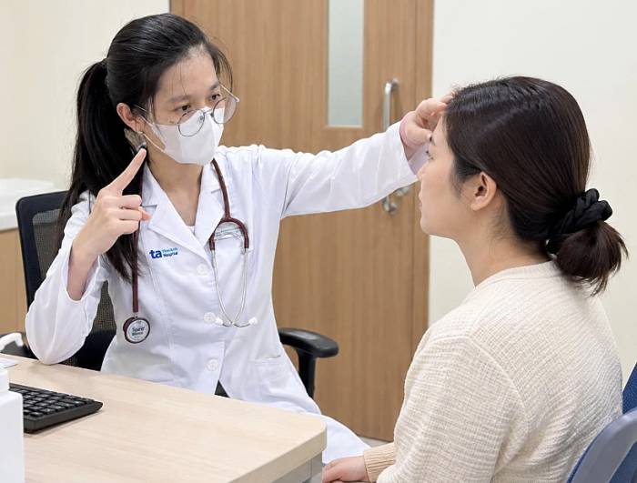 Bác sĩ Ngân đang kiểm tra chức năng thần kinh ở cho chị Thảo. Ảnh: Bệnh viện Đa khoa Tâm Anh