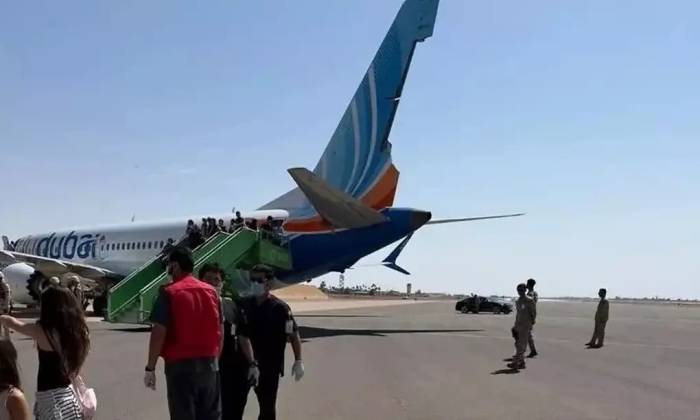 Hành khách rời khỏi chiếc Boeing 737 MAX của hãng hàng không flydubai sau khi hạ cánh khẩn cấp xuống sân bay Tabuk ở Arab Saudi ngày 30/9. Ảnh: Times of Israel