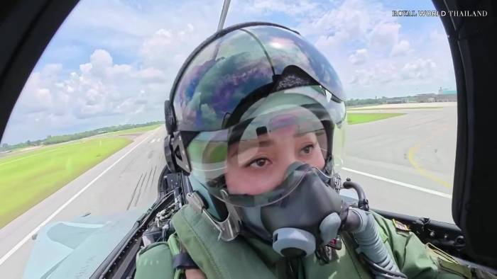 Hoàng hậu Thái Lan tự lái tiêm kích Gripen bay huấn luyện
