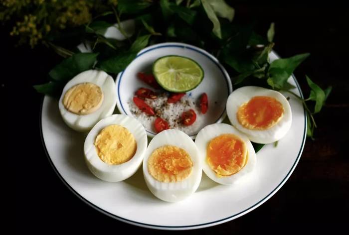 Lòng đỏ trứng có vitamin D. Ảnh: Bùi Thủy