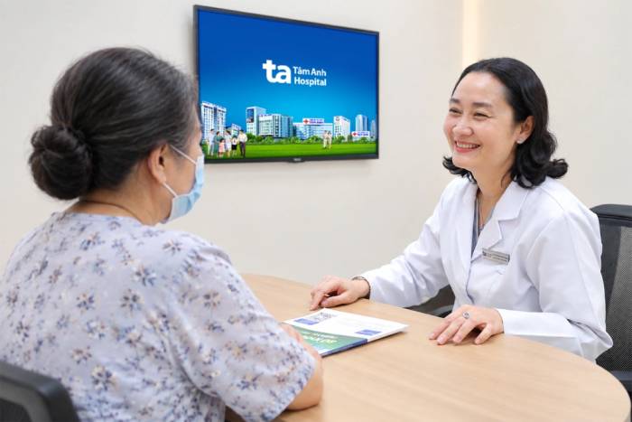Bác sĩ Hạnh tư vấn cho người đi khám sức khỏe tổng quát định kỳ. Ảnh: Bệnh viện Đa khoa Tâm Anh