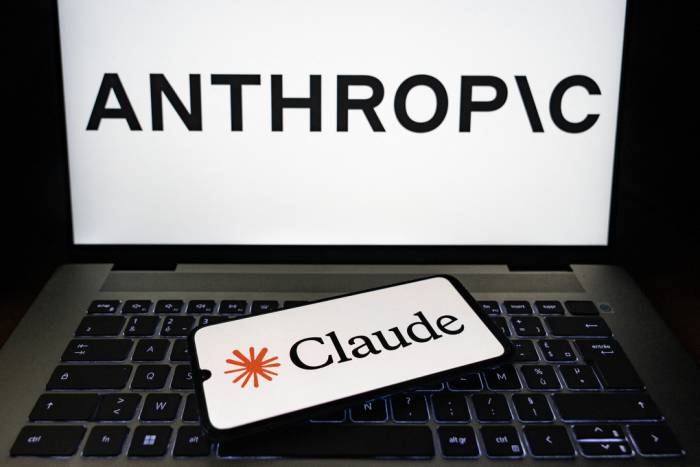 Logo Anthropic và mô hình Claude của công ty hiển thị trên màn hình. Ảnh: AFP