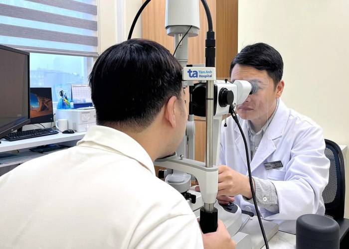 Bác sĩ Thạnh kiểm tra mắt cho một nam thanh niên. Ảnh minh họa: Bệnh viện Đa khoa Tâm Anh