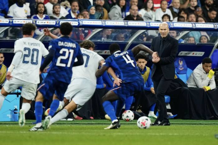 HLV Zinedine Zidane (áo vest đen) chỉ đạo ngoài đường biên. Ảnh: AP