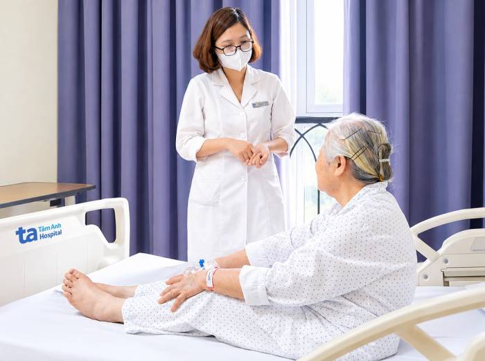 Bác sĩ hướng dẫn người bệnh sử dụng thuốc giảm đau đúng cách. Ảnh: Bệnh viện Đa khoa Tâm Anh