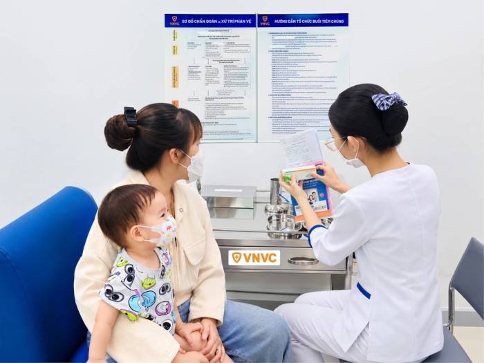 Bé trai 12 tháng tuổi, ở xã Tân Hòa, Đồng Tháp được mẹ đưa đến VNVC Gò Công 2 tiêm vaccine tay chân miệng phòng bệnh. Ảnh: Minh Tân