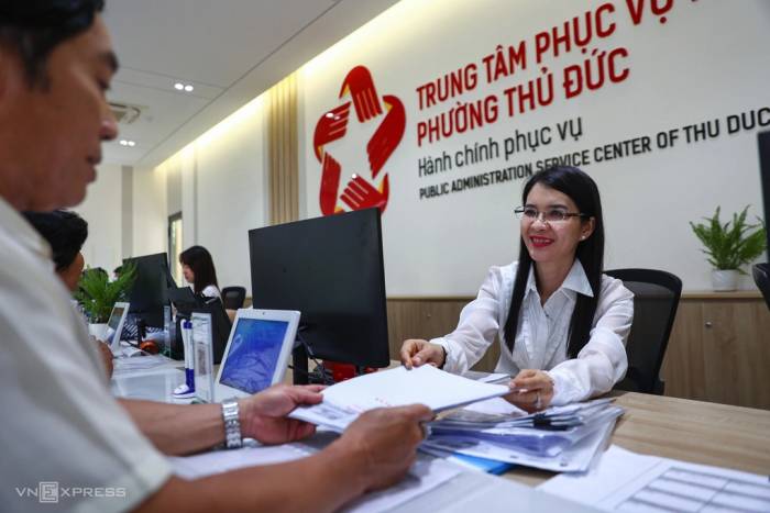 Cán bộ giải quyết thủ tục hành chính cho người dân tại Trung tâm hành chính công phường Thủ Đức, TP HCM, tháng 7/2025. Ảnh: Quỳnh Trần