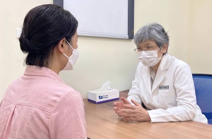 Bác sĩ Bích khám da cho người bệnh. Ảnh minh họa: Bệnh viện Đa khoa Tâm Anh TP HCM