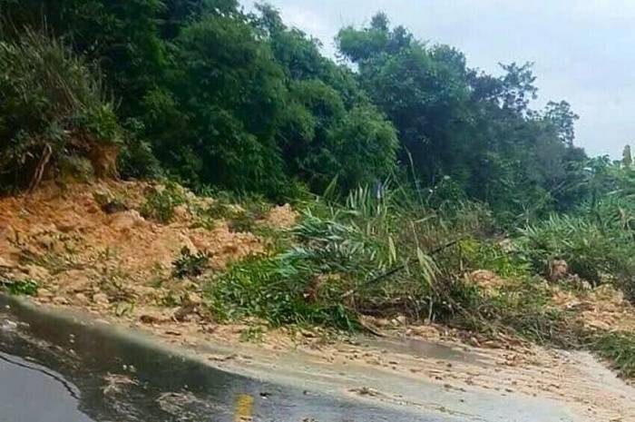 Đất đá ập xuống đèo Đa Mi, chiều 8/10. Ảnh: Vũ Khương