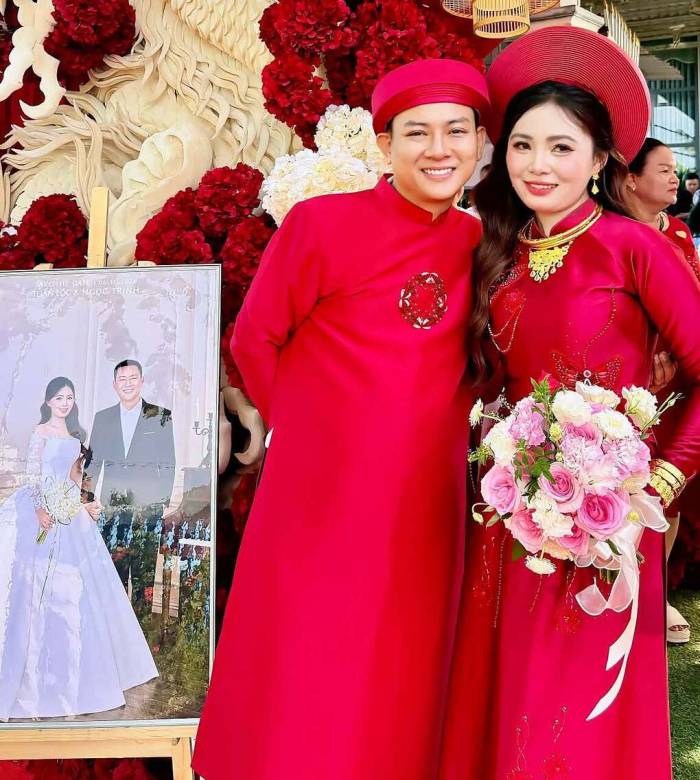 Hoài Lâm và vợ chụp hình kỷ niệm trước khi lên sân khấu làm lễ.