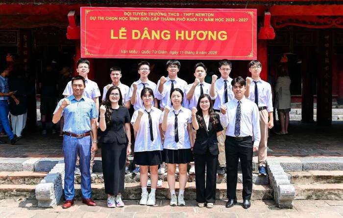 Học sinh và giáo viên trường THCS và THPT Newton tại lễ dâng hương trước khi tham dự kỳ thi học sinh giỏi thành phố, tháng 9/2026. Ảnh: Fanpage nhà trường