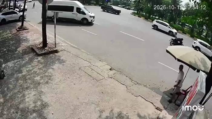 Xe 16 chỗ quay đầu hất bay người đi xe máy