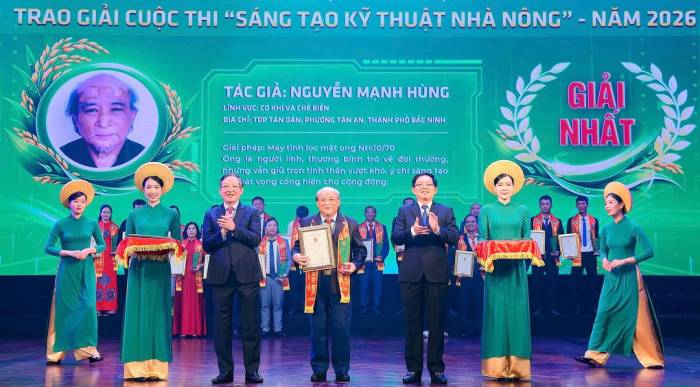 Phó thủ tướng Hồ Quốc Dũng, Chủ tịch Trung ương Hội Nông dân Việt Nam Lương Quốc Đoàn trao giải Nhất cuộc thi Sáng tạo kỹ thuật nhà nông. Ảnh: BTC