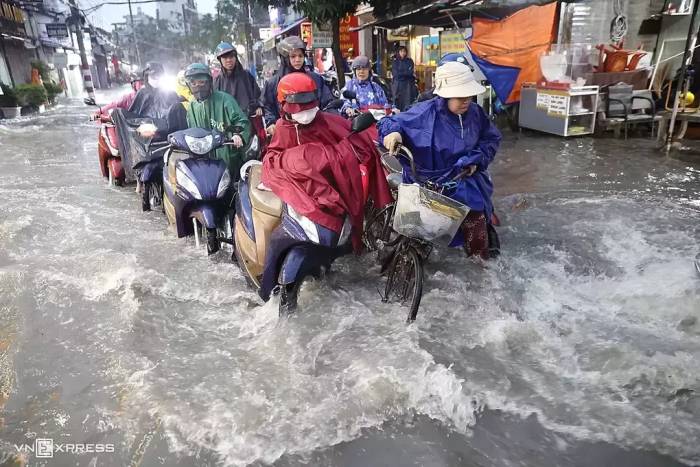 Nước ngập chảy cuồn cuộn trên đường Lý Tế Xuyên, TP Thủ Đức cũ, chiều 22/9. Ảnh: Quỳnh Trần
