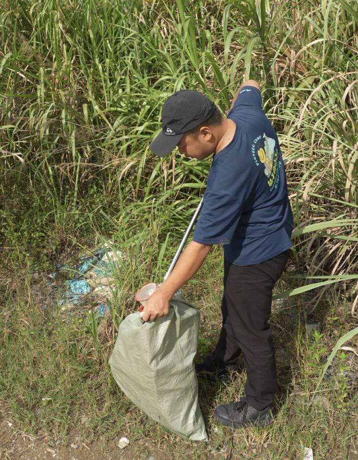Li Shuyun duy trì thói quen đến bờ hồ Đông Giang, tỉnh Hồ Nam nhặt rác suốt hai năm qua. Ảnh: Xiang Wei.