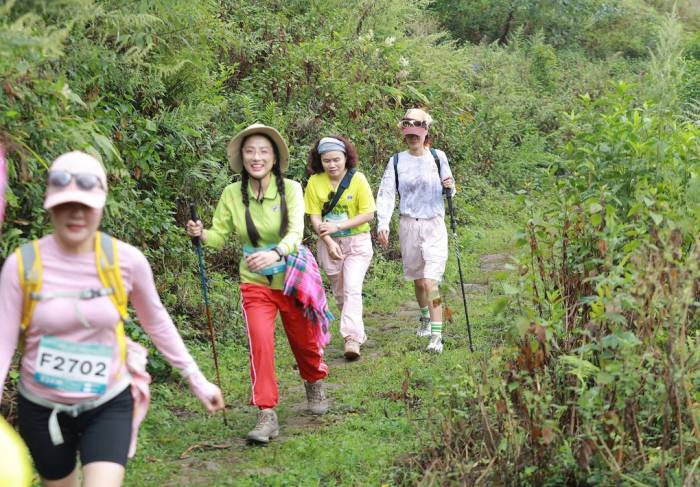 Con đường đá thu hút đông người đi bộ, chạy trail. Ảnh: Huy Nguyễn