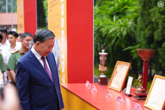 Tổng Bí thư, Chủ tịch nước Tô Lâm tham quan triển lãm về lịch sử 70 năm của CLB CAHN ngày 10/10/2026. Ảnh: CAHN FC