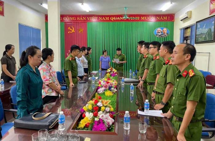 Công an thi hành lệnh khám xét tại trung tâm tài nguyên môi trường. Ảnh: Công an cung cấp