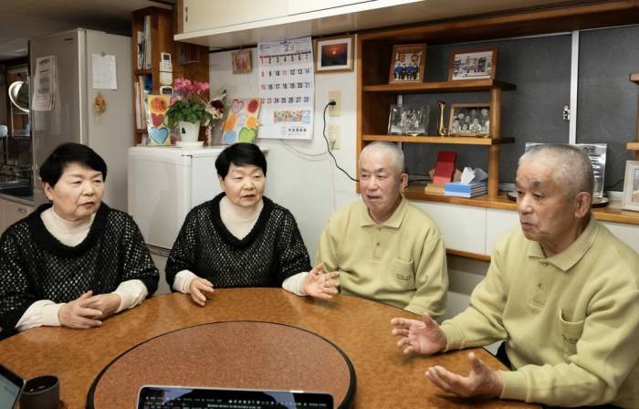 Từ trái qua, chị Michiko và em gái Kikuko, cùng 77 tuổi; em trai Takaharu và anh trai Tadayoshi, cùng 83 tuổi, tại nhà ở tỉnh Aichi, Nhật Bản. Ảnh: Bungeishunju