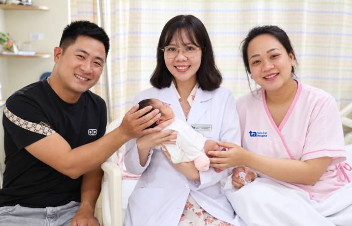 BS.CKI Nguyễn Thị Thạch Thảo cùng vợ chồng chị Thúy bên con gái mới sinh tại Bệnh viện Đa khoa Tâm Anh TP HCM. Ảnh: Nguyệt Nhi