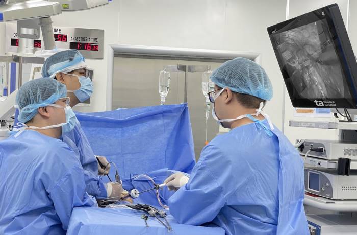Bác sĩ Nghĩa (giữa) cùng êkíp phẫu thuật lấy mẫu sinh thiết kết hợp triệt căn ung thư phổi cho người bệnh. Ảnh: Bệnh viện Đa khoa Tâm Anh