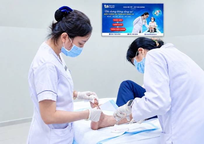 Bác sĩ Hà (bên phải) xử lý vết thương cho ông Tuyên. Ảnh: Bệnh viện Đa khoa Tâm Anh