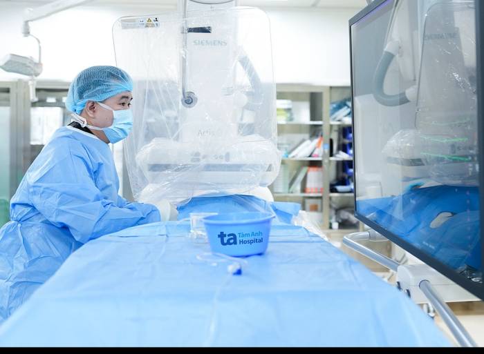 Bác sĩ Đức thực hiện can thiệp nút mạch cầm máu cho người bệnh. Ảnh: Bệnh viện cung cấp
