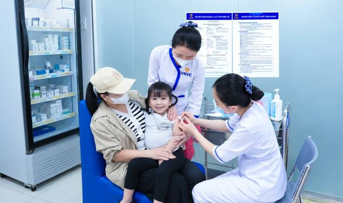 Bé My tiêm vaccine tay chân miệng tại VNVC Hoàng Văn Thụ, TP HCM. Ảnh: Bình An