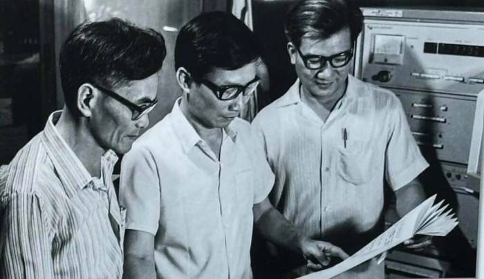 GS Nguyễn Nguyên Phong (bìa phải) cùng thầy Nguyễn Xuân Chánh (bìa trái) và Vũ Đình Cự trong nhóm GK1. Ảnh trưng bày tại HUST