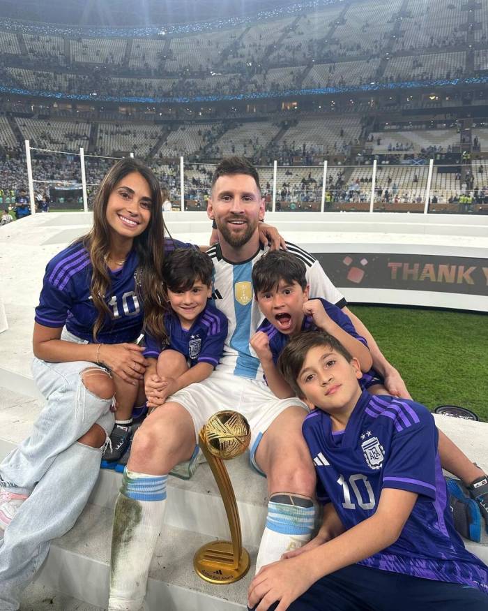 Messi bên vợ con sau khi đoạt chức vô địch World Cup năm 2022. Ảnh: Instagram/Antonela Roccuzzo