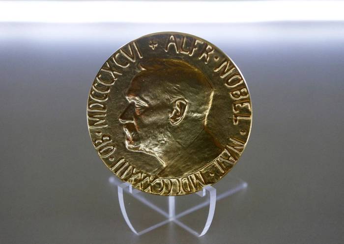 Huy chương Nobel Hòa bình được trưng bày tại một diễn đàn an ninh ở Kiev, Ukraine năm 2023. Ảnh: AFP