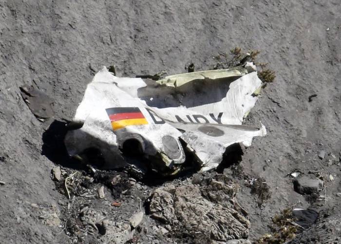 Xác máy bay Germanwings tại hiện trường vụ tai nạn gần Seyne-les-Alpes, dãy Alps của Pháp, ngày 26/3/2015. Ảnh: Reuters