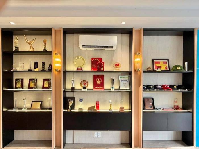 Căn phòng trưng giải thưởng âm nhạc của Nguyễn Văn Chung. Ảnh: Nhân vật cung cấp
