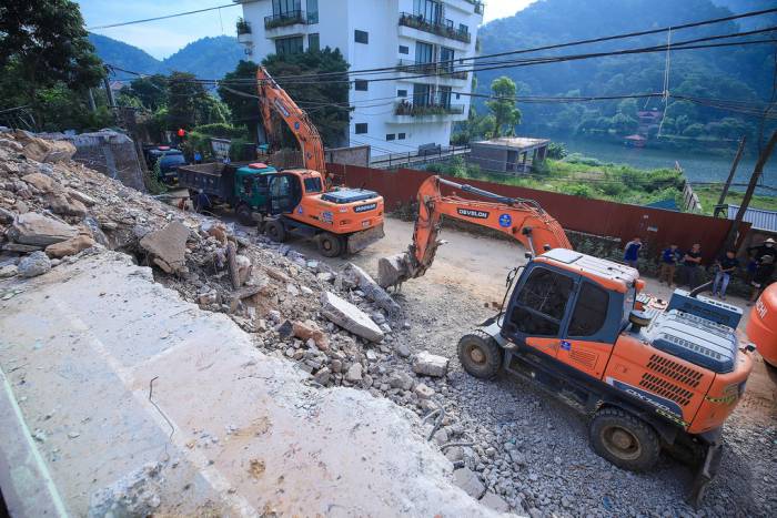 Lực lượng chức năng phá dỡ công trình vi phạm, sáng 4/9. Ảnh: Linh Đan