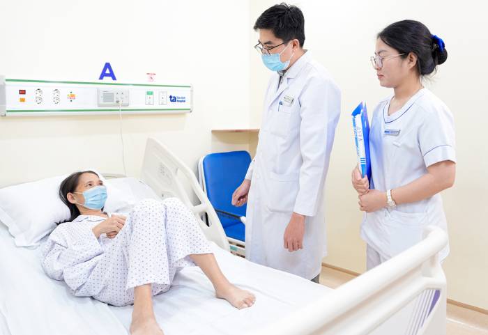 Bà Nhinh sức khỏe hồi phục tốt sau ca phẫu thuật. Ảnh: Bệnh viện cung cấp