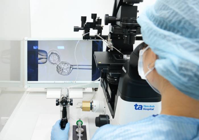 Chuyên viên phôi học thực hiện kỹ thuật sàng lọc phôi. Ảnh minh họa: IVF Tâm Anh