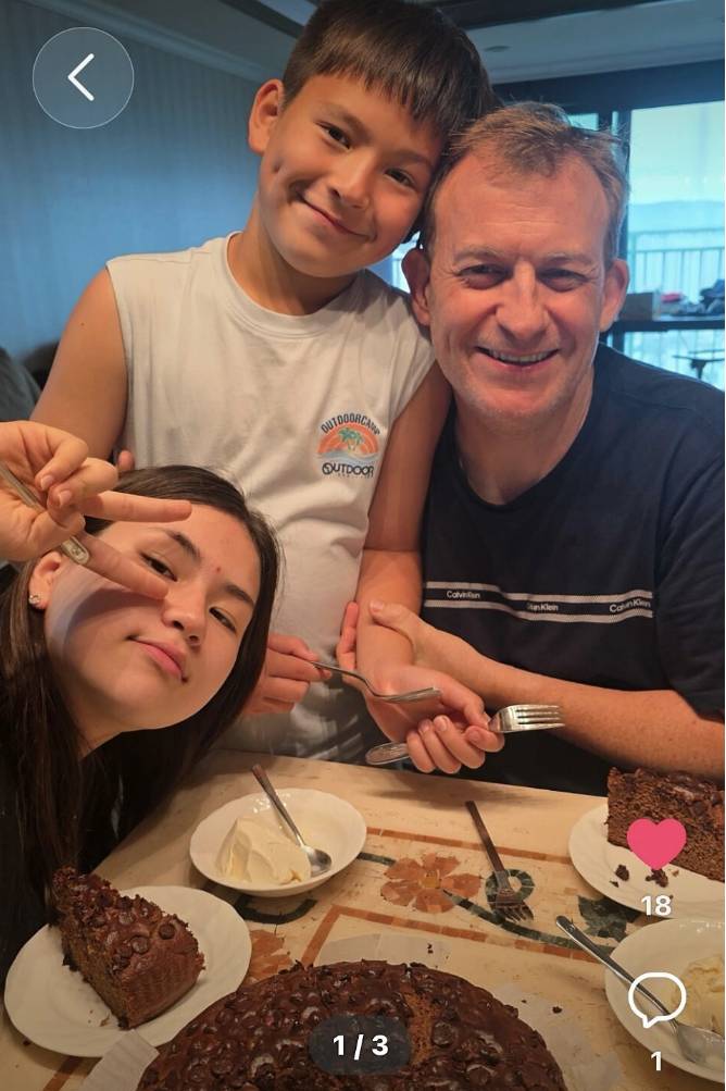 Giáo sư Robert Kelly đăng ảnh chụp cùng con trai James (10 tuổi) và con gái Marion (13 tuổi), ngày 28/9. Ảnh: X/@Robert_E_Kelly