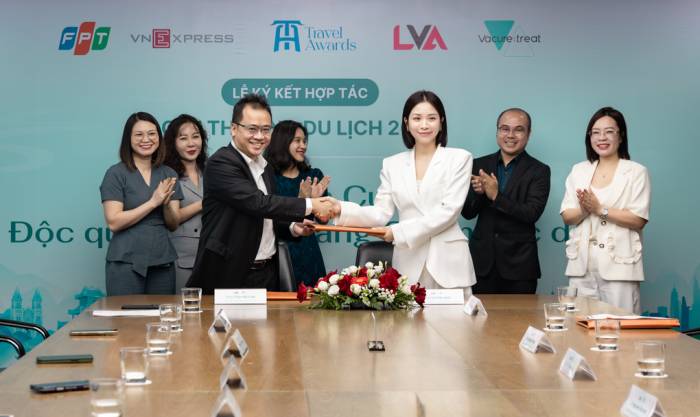 Đại diện FPT Online (bên trái) và Vacure:treat ký kết hợp tác. Ảnh: Tùng Đinh