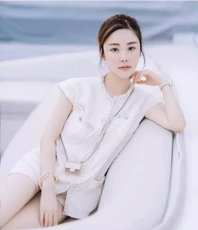 Thái Thiên Phượng từng chụp hình cho các tạp chí, thường làm khách mời tuần lễ thời trang. Ảnh: HK01
