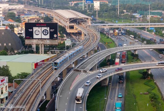 Tuyến metro số 1 Bến Thành - Suối Tiên di chuyển trên xa lộ Hà Nội (đường Võ Nguyên Giáp) vào 2024. Ảnh: Quỳnh Trần