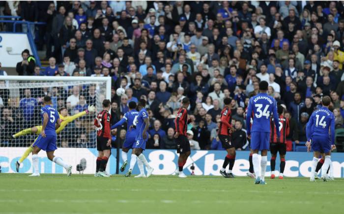 Henderson ghi bàn đá phạt ấn định chiến thắng 5-1. Ảnh: Reuters